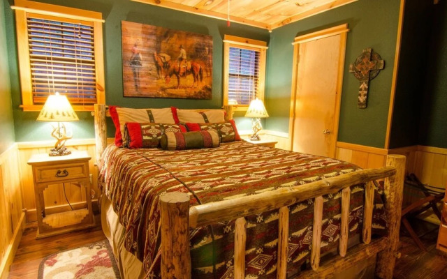 Breathless Cabin Includes Free Wifi, Parking Onsite, Private Hot Tub, and BBQ by Redawning