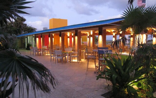 Colony Hotel & Cabaña Club