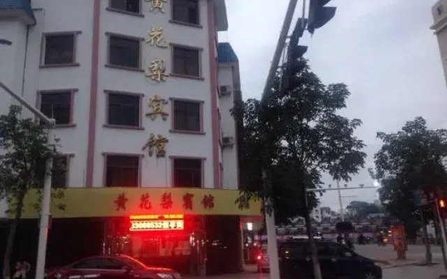Baoting Huanghuali Hotel