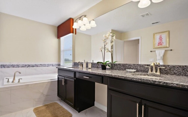 Amazing 5 Bedroom Home With Private Pool Home