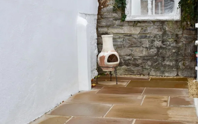 Modern 2 Bedroom Home Close to City Centre