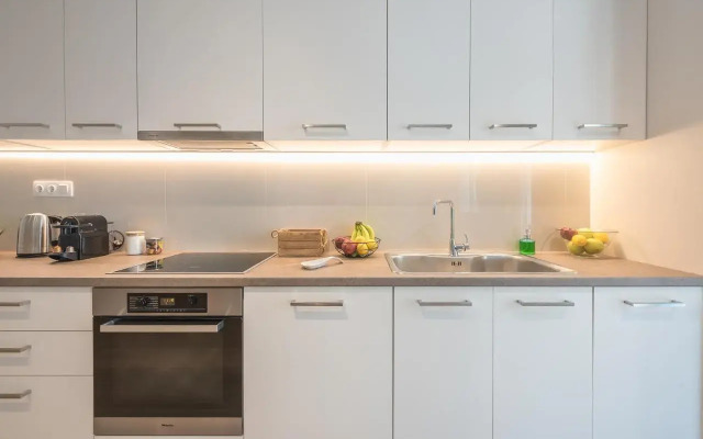 Stylish 2BDR Apt by Acropolis