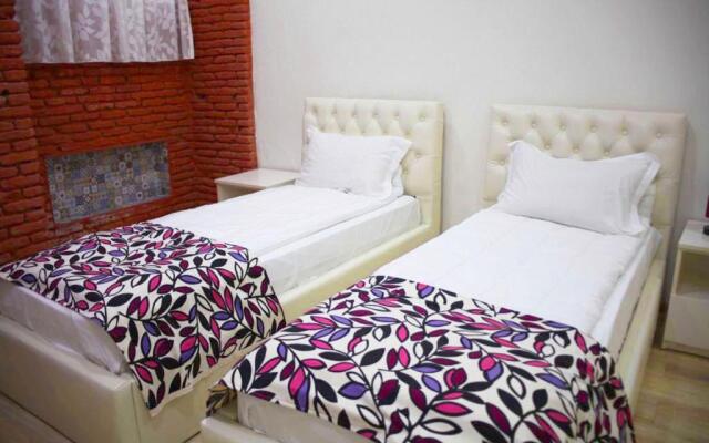 3 Rooms Hotel