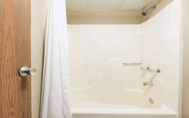 Super 8 by Wyndham Sullivan