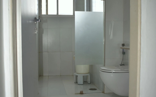 Metropolis Hotel – Bathroom – Hubli