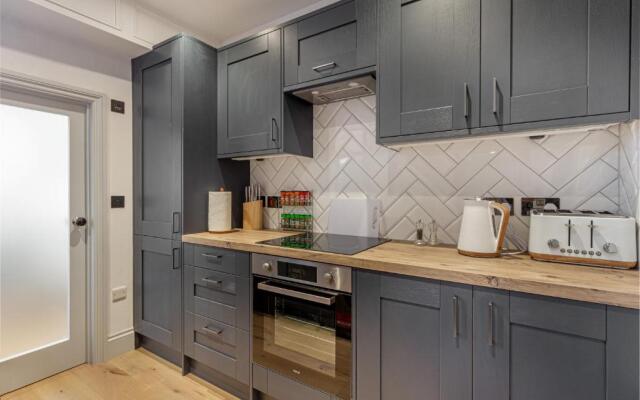 2 Bedroom House- Hereford City Centre with Parking