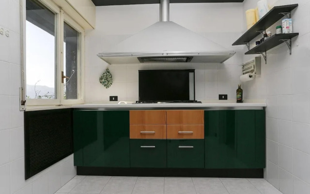 Contemporary Lakeside Villa Enjoying Direct Lake Access, Wifi, BBQ, Near Restaurant and Shop