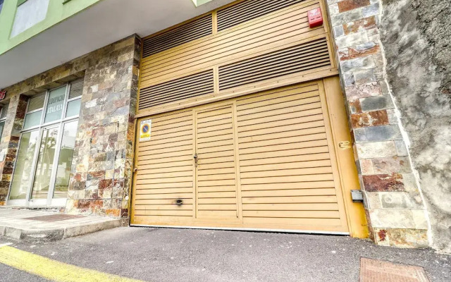 Spacious Central Apt w Private Parking Ocean View