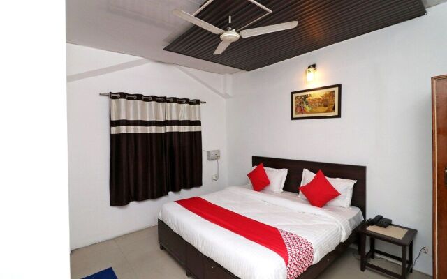 OYO 40425 Hotel Dazzle Inn