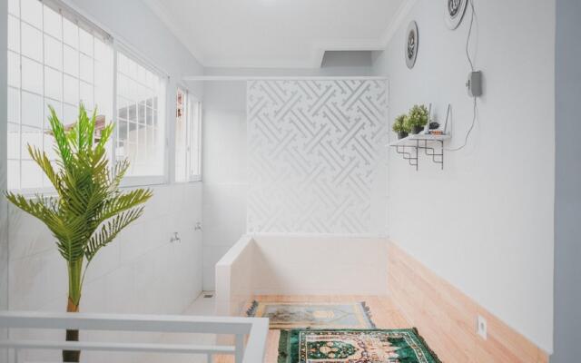 RedDoorz Syariah near Siloam  Hospital Kebon Jeruk