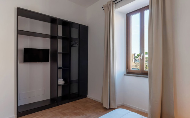 Stylish 2-Bedroom Stays near Colosseum