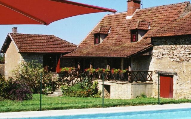 Cozy Holiday Home in Montayral with Swimming Pool