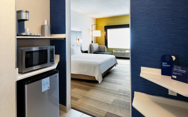 Holiday Inn Express & Suites Chicago West - St Charles
