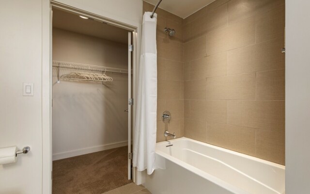 Louisville's Triple Crown Condo by Cozysuites