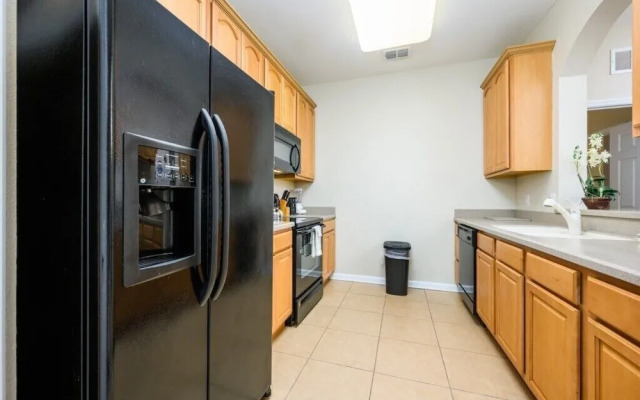 Beautiful Deluxe Condo, Vista Cay - 3023