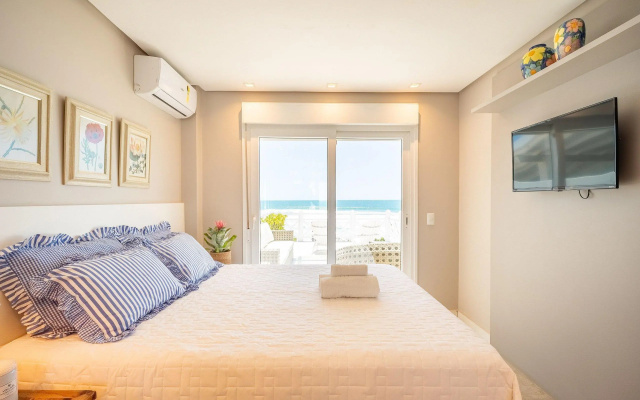 Encantadora casa com 02 suítes à beira-mar
