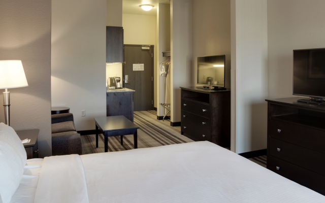 Holiday Inn Express & Suites Nevada, an IHG Hotel