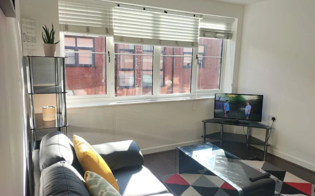 Central 2-bed Apt - Sleeps 4 - Parking & Wifi