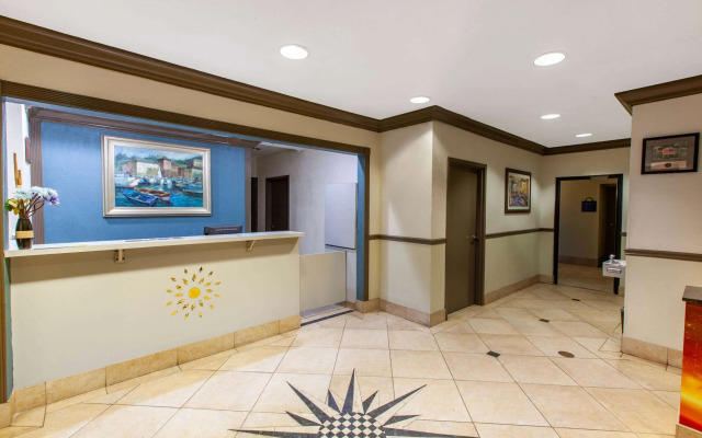 Days Inn & Suites by Wyndham Webster NASA-ClearLake-Houston