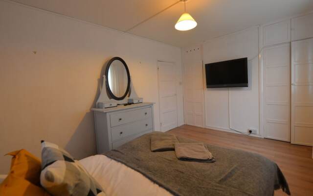 Pretty Family Apartment in Coventry Near Fargo Village