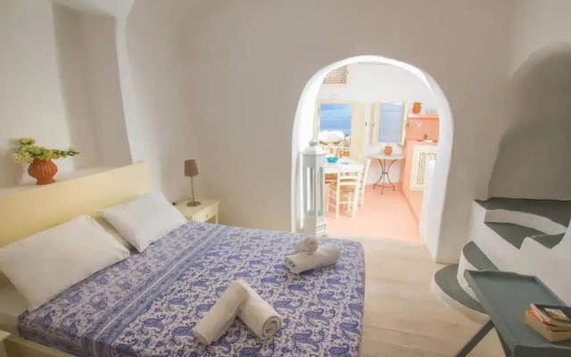 Luxury Cave and Oia Greece