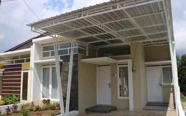 Villa Poermira 2 Batu - Two Bedroom