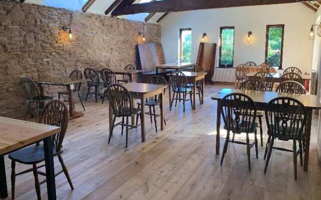 The Three Horseshoes - Inn