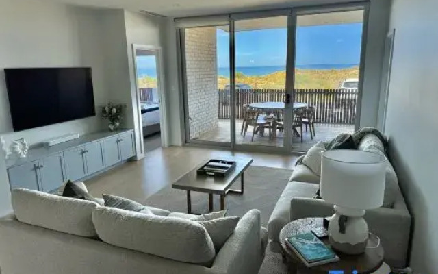 Sea Dunes Luxury Apartment - 10 steps to the beach