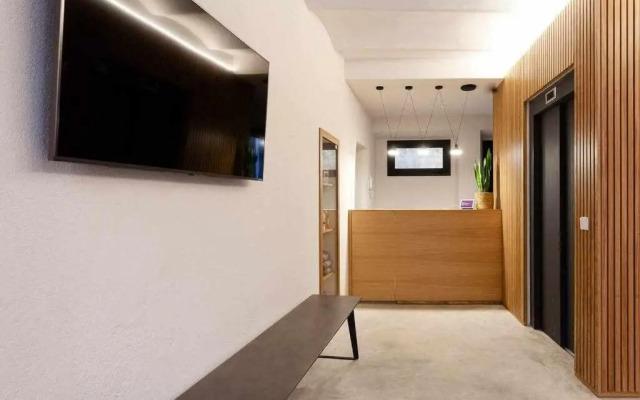 Velo Vern 3 Luxury penthouse w views of city wall