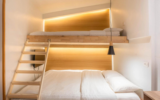The Goose Cafe & Hostel – Guest Rooms – Ubon Ratchathani
