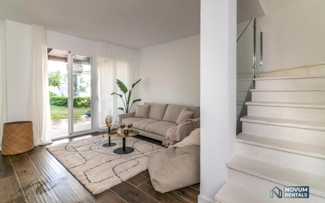 TOP RENOVATED 3-BDRM TOWNHOUSES with POOL, BBQ & ROOFTOP TERRACES