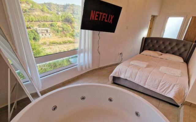 Aprosmeno Jacuzzi House 4