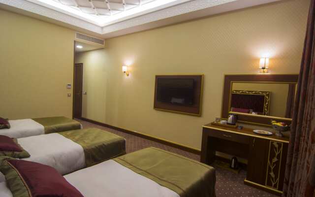 MB Deluxe Hotel