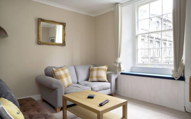 Central 2 Bedroom Flat In Edinburgh