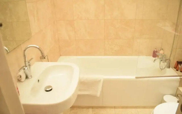 West Kensington Stunning 2 Bedroom Flat With Balcony
