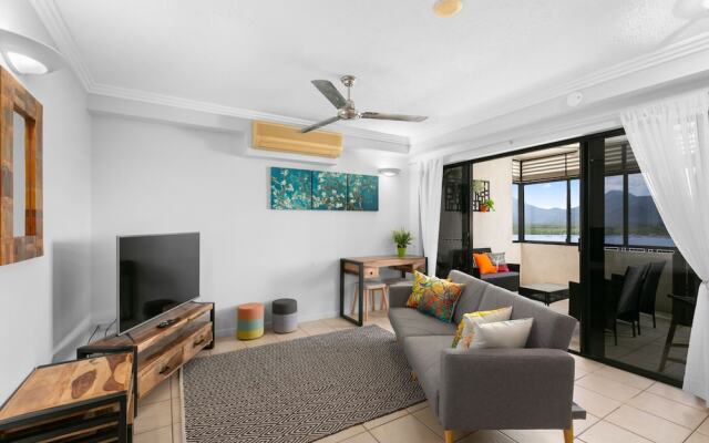 Belle Escapes - Chic City Apartment with Water Views