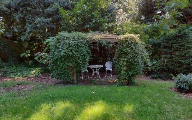 Vrijstaande rietgedekte villa nabij uitvalswegen