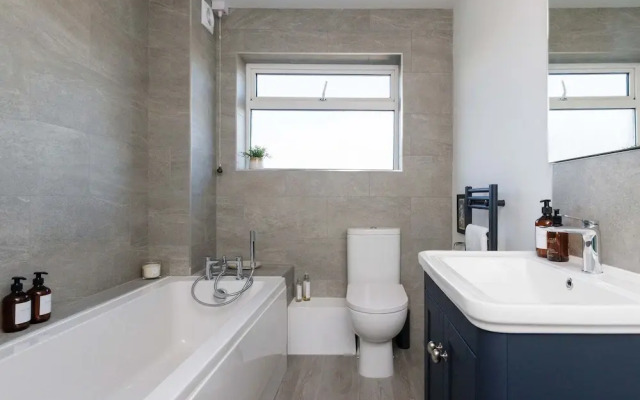 Beautifully Refurbished 4-bed Beachside Retreat