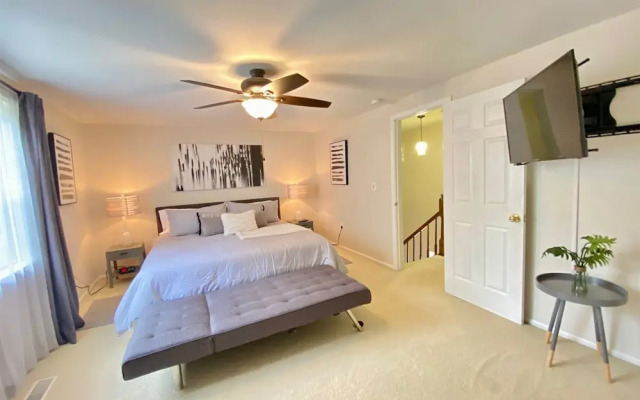 Top Rated Townhome - Our Reviews say it All. Large Discount During Pandemic. Self Checkin, Pet Friendly! Super-host Support