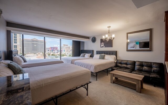 Stay together on the strip - 6 comfy beds w/view!