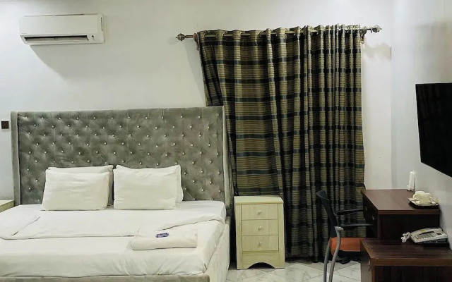 Villa Maxili Hotel and Apartment