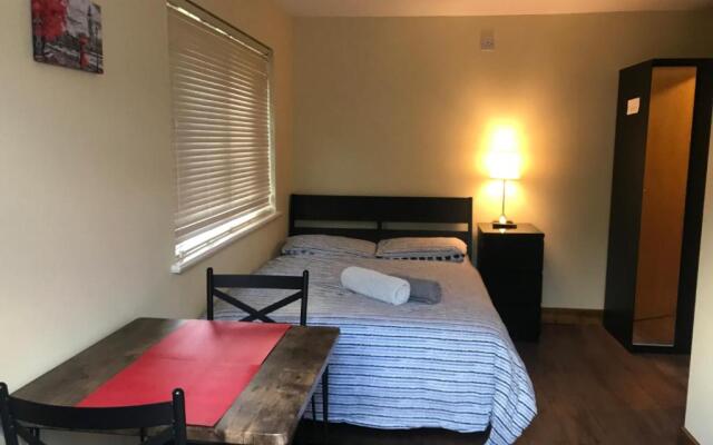 Studio-1-Staines/Heathrow/London-own entrance