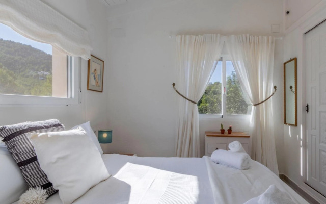 Scenic holiday home in Comunidad Valenciana with pool