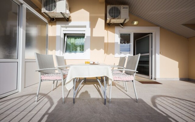 Apartments 150m from beach with parking