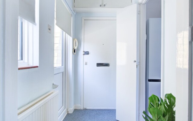 Private Family Apartment in Posh SW1 London