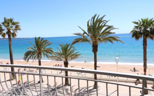 Beautiful 3 bedroom. Direct sea view. 401