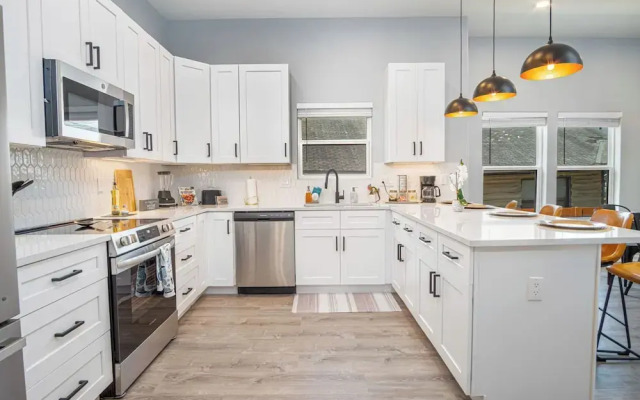 Inviting 4br/2ba Near Downtown & Riverwalk