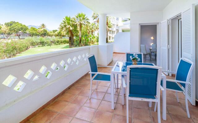 PR20 - Beach front flat Puerto Banus