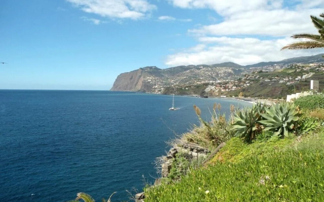 Sunny Apartment with pool by the sea
