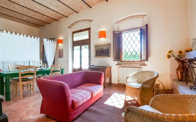 Boutique Cottage in Poggibonsi with Pool